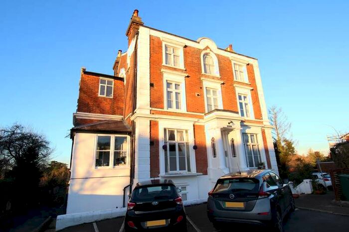 3 Bedroom Flat To Rent In Redhill, Surrey, RH1