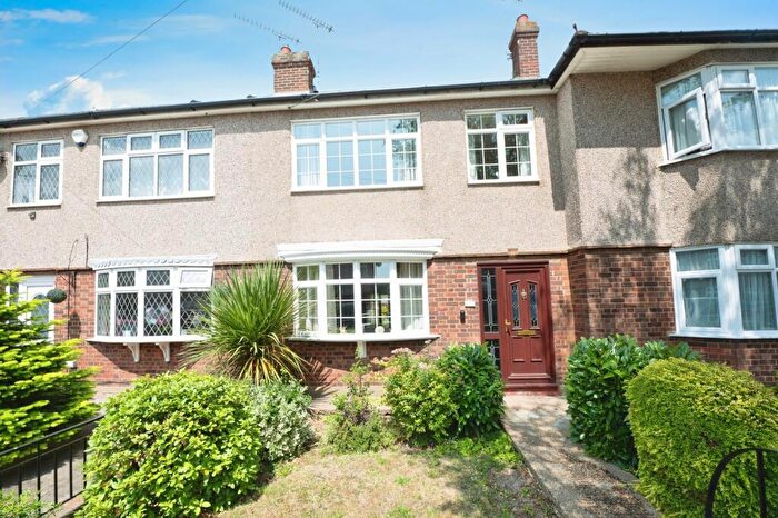 3 Bedroom Terraced House For Sale In Woodside Close, Rainham, RM13