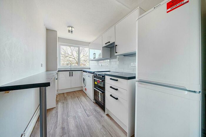 2 Bedroom Flat To Rent In Fair Acres, Bromley, BR2