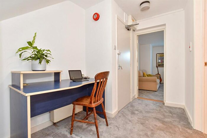 1 Bedroom Flat For Sale In Fort Crescent, Margate, Kent, CT9