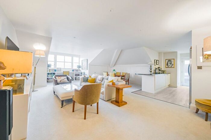 2 Bedroom Flat For Sale In Belsize Grove, Belsize Park, London, NW3