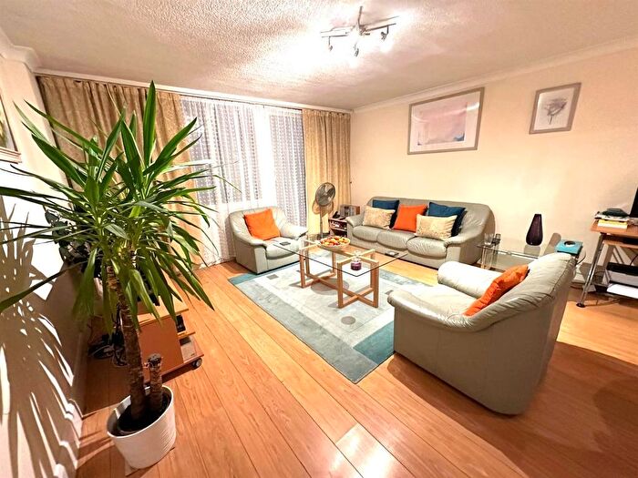 2 Bedroom Flat For Sale In Embassy Lodge, Regents Park Road, N3