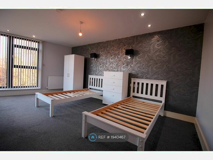 2 Bedroom Semi-Detached House To Rent In Kings Road, London, SE25