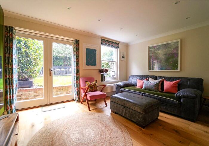 1 Bedroom Apartment For Sale In Navarino Road, Hackney, E8