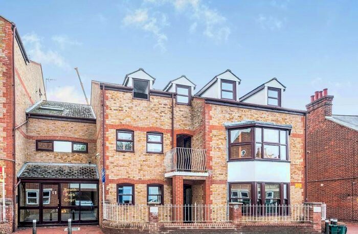 2 Bedroom Flat To Rent In South Park Court, East Avenue, Cowley, Oxford, Oxfordshire, OX4