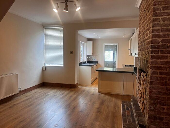 2 Bedroom House For Sale In Harrow Road, Warlingham, CR6