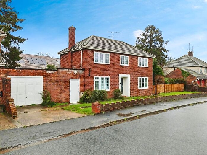 3 Bedroom Link Detached House For Sale In Manor Close, Bracknell, RG42
