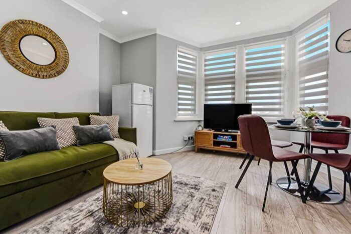 2 Bedroom Flat To Rent In Old Kent Road, London, SE15