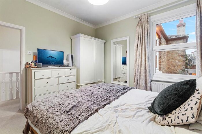 2 Bedroom Flat To Rent In Dumbarton Road, London, SW2