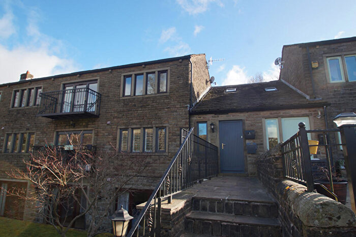 2 Bedroom Apartment For Sale In Green Ash, Delph, OL3