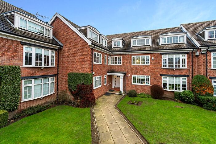 2 Bedroom Flat For Sale In Harrogate Road, Alwoodley, Leeds, LS17