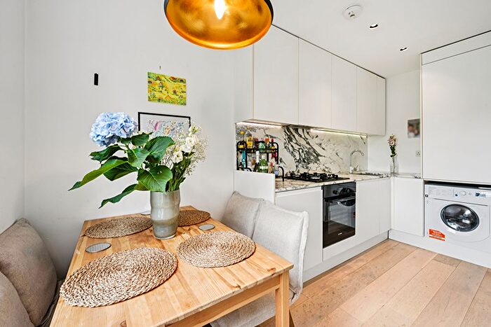 2 Bedroom Flat For Sale In Eccleston Road, Ealing, London, W13