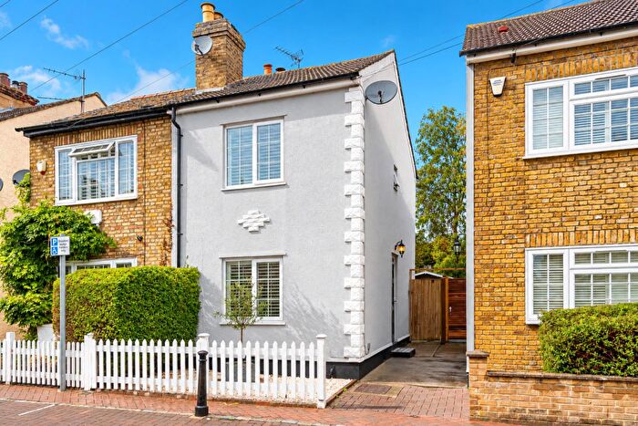 2 Bedroom Semi-Detached House For Sale In Lea Road, Hoddesdon, EN11
