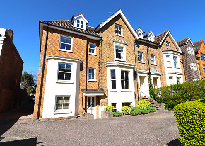 2 Bedroom Apartment To Rent In Surbiton Hill Park, Surbiton, KT5