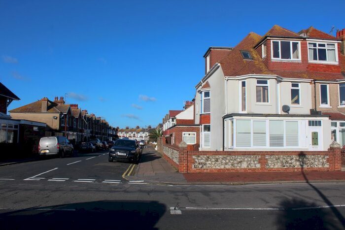 1 Bedroom Flat To Rent In Royal Parade, Eastbourne BN22