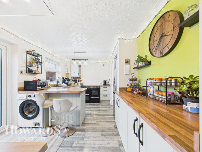 3 Bedroom Semi Detached House For Sale In Edendale, Lowestoft, NR32