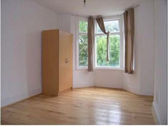 3 Bedroom Flat To Rent In Wightman Road, London, N8