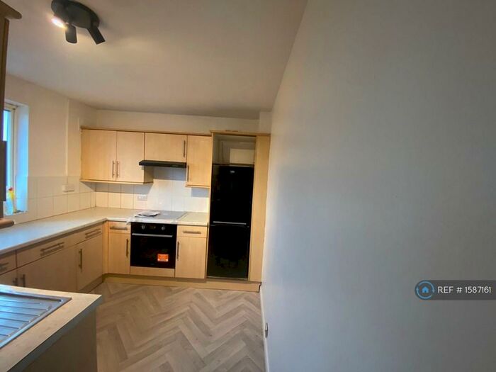 2 Bedroom Flat To Rent In Hook Road, Chessington, KT9