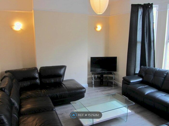 8 Bedroom End Of Terrace House To Rent In Nicander Road, Liverpool, L18