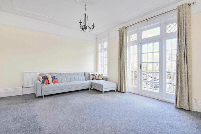 3 Bedroom Flat To Rent In Sternhold Avenue, London, SW2