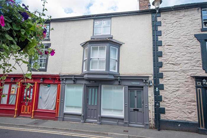 2 Bedroom Town House For Sale In Bridge Street, Llangollen, LL20
