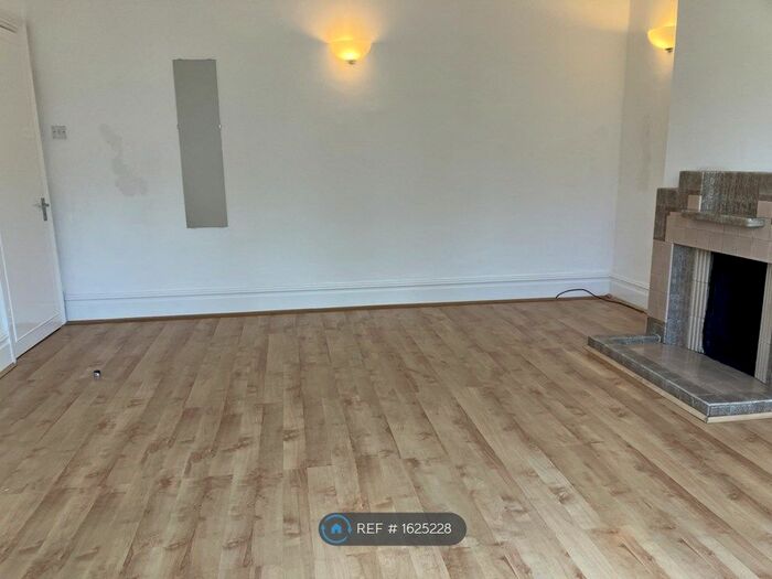 4 Bedroom Semi-Detached House To Rent In Siward Road, Bromley, BR2