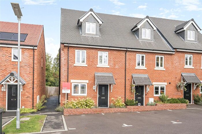 4 Bedroom End Of Terrace House For Sale In Mayflower Road, Alton, Hampshire, GU34