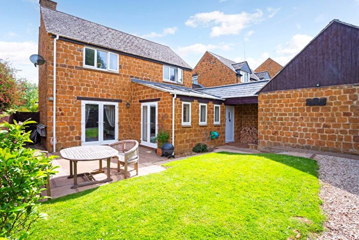 3 Bedroom Detached House For Sale In County View, Clifton, OX15