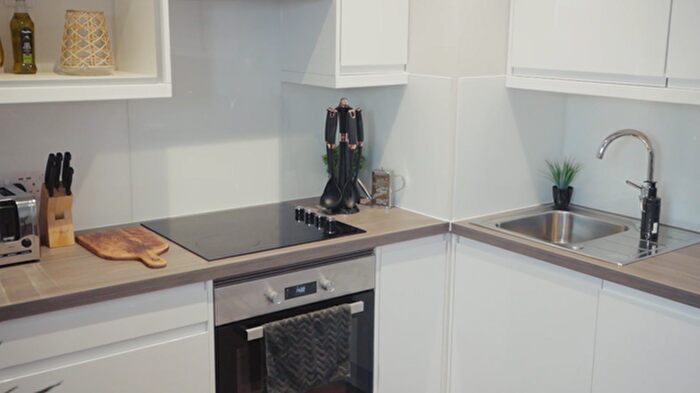 2 Bedroom Flat To Rent In Victoria Road, Leeds, West Yorkshire, LS6