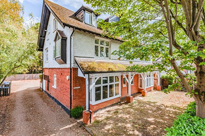 2 Bedroom Flat For Sale In West Byfleet, Surrey, KT14