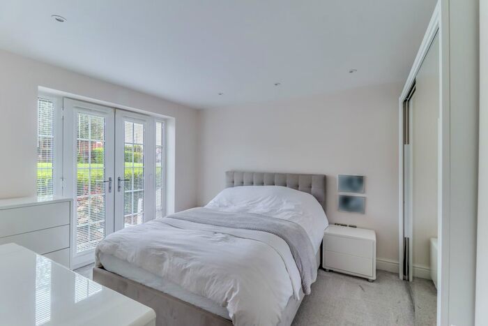 2 Bedroom Flat For Sale In High Road, Benfleet, SS7