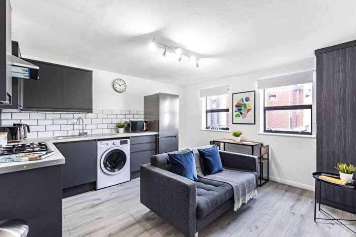 2 Bedroom Flat To Rent In Queens Road, Hyde Park, Leeds, LS6