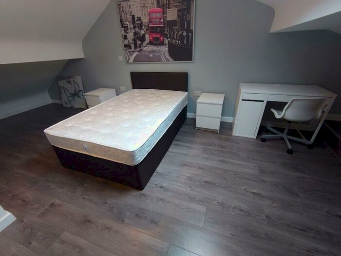 5 Bedroom Terraced House To Rent In Gilroy Road, Kensington, L6