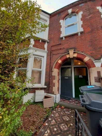 3 Bedroom Flat To Rent In High Road Leyton, Leyton E10