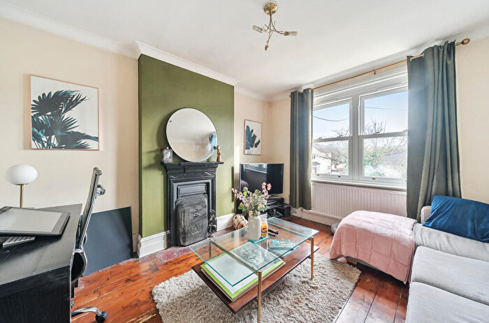 1 Bedroom Flat For Sale In Mytchett Road, Mytchett, GU16