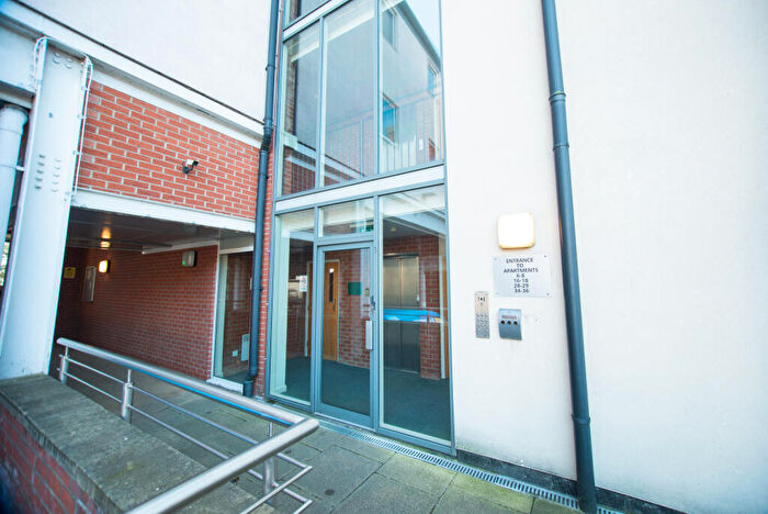 2 Bedroom Flat To Rent In Flat, Kingston Court, HU2