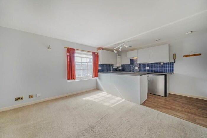 1 Bedroom Flat For Sale In Reading Road, Henley-On-Thames, RG9