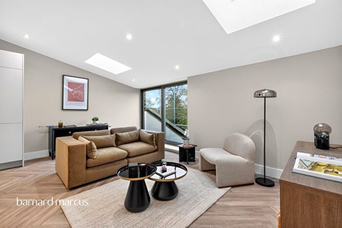 Studio For Sale In Old Kent Road, London, SE1