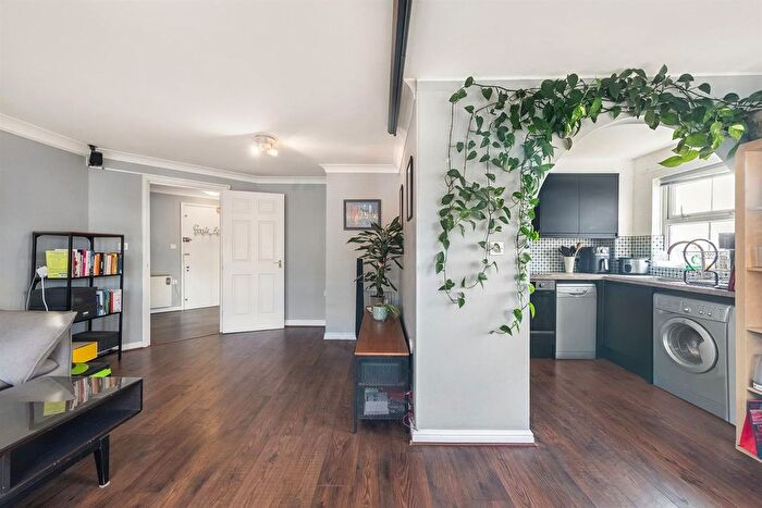 2 Bedroom Flat To Rent In Commercial Way, London, SE15