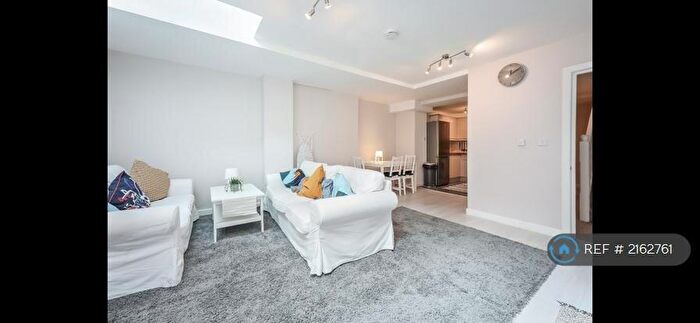 3 Bedroom Flat To Rent In New Cross Road, London, SE14