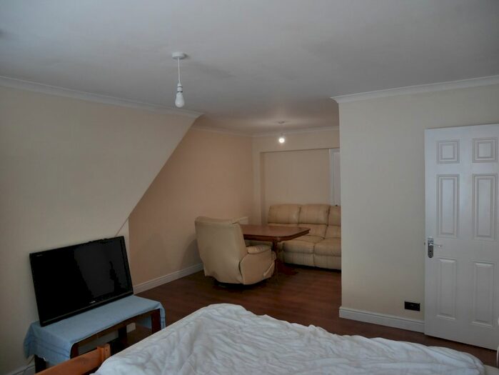 1 Bedroom Studio To Rent In Totteridge Drive, High Wycombe, HP13