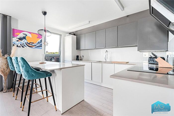 2 Bedroom Apartment For Sale In Tottenham Lane, London, N8