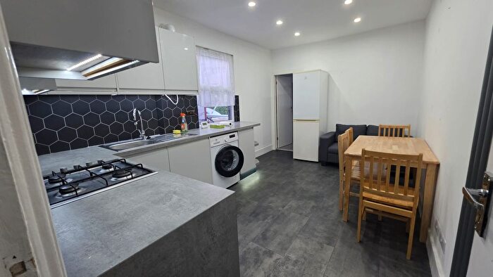 3 Bedroom Maisonette To Rent In Abbott Road, London, E14