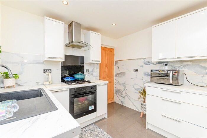 3 Bedroom End Of Terrace House For Sale In Grove Road, Strood, Rochester, Kent, ME2