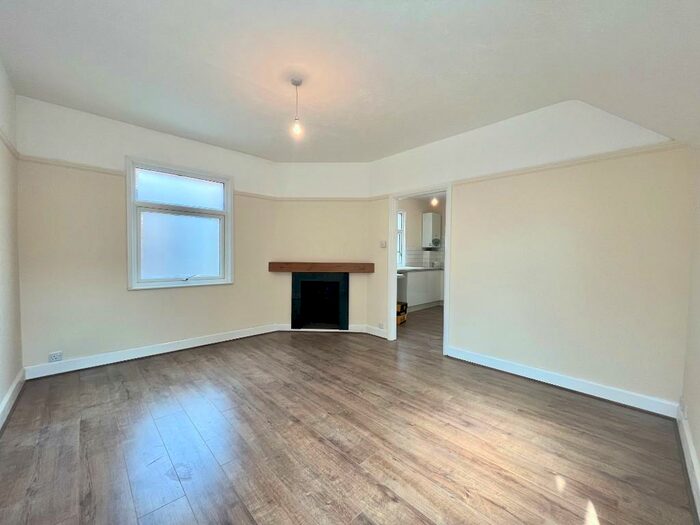 3 Bedroom Apartment To Rent In High Street, Sutton, Surrey, SM1