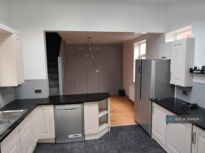 4 Bedroom Bungalow To Rent In Wilmar Drive, Huddersfield, HD3