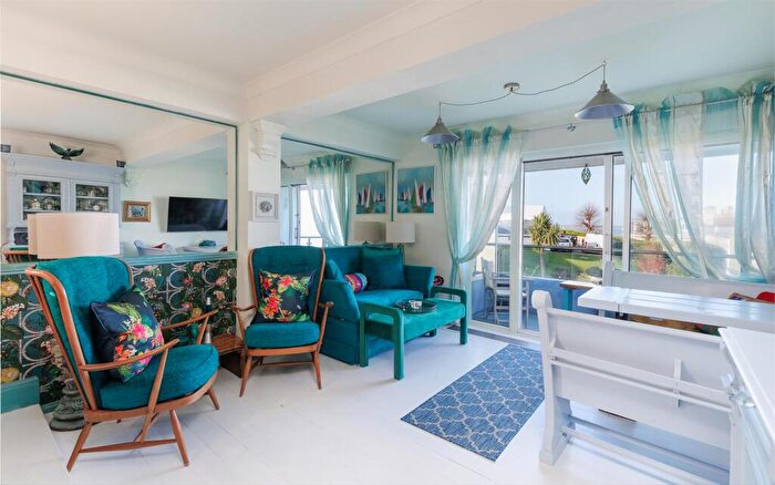 2 Bedroom Apartment For Sale In Renovated Apartment With Sea Views - The Parade, Cowes, PO31