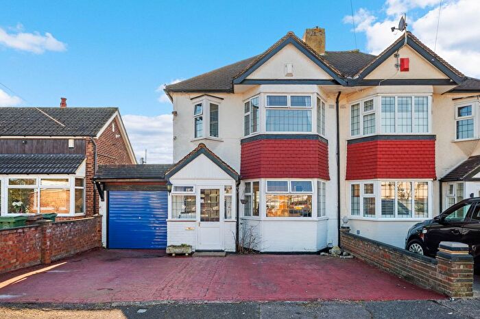 4 Bedroom Semi Detached House For Sale In Amesbury Close, Worcester Park, KT4