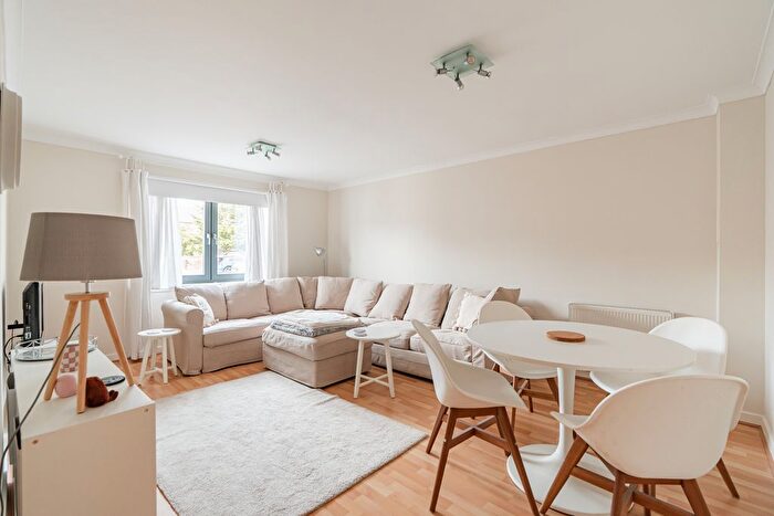 2 Bedroom Flat For Sale In / Moat Terrace, Edinburgh, EH14