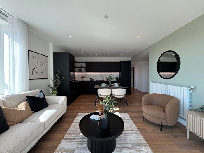3 Bedroom Flat For Sale In Lombard Square, Plumstead, SE28